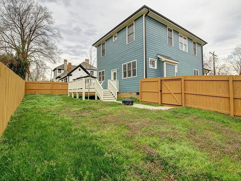 223 Elizabeth St — Photo 29