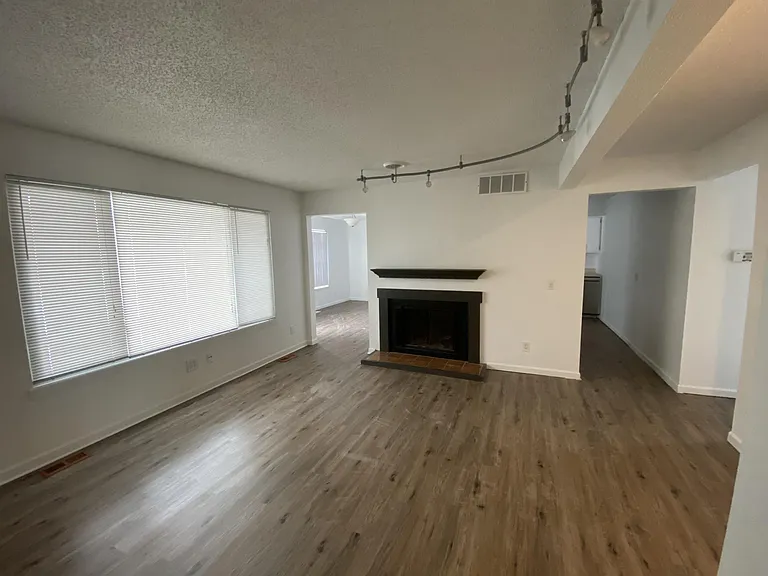 922 Kara Dr — Photo 2