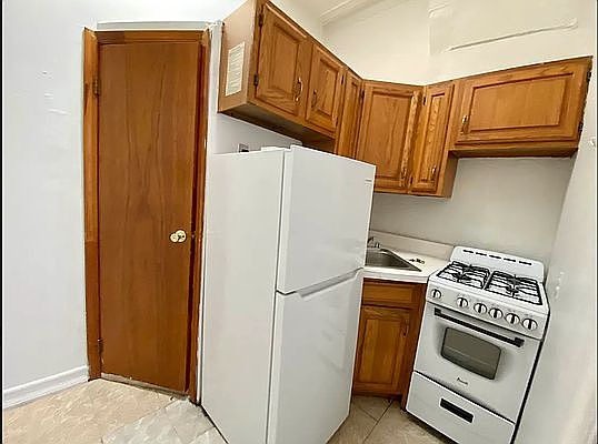 2nd image of 103 W 70th St APT 5b