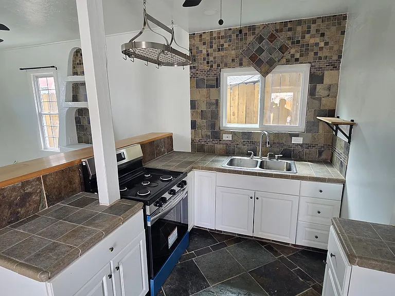 335 E Arbor St — Photo 3