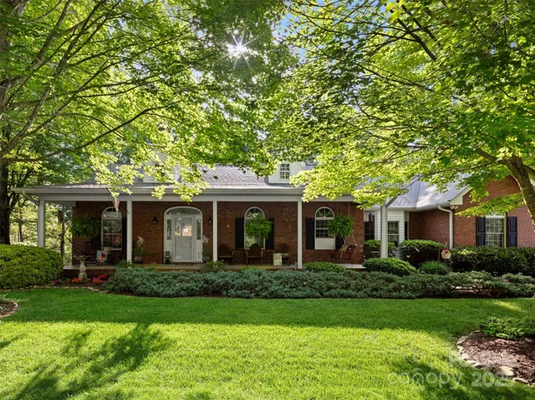 71 Dallas Dr, Hendersonville, NC 28739