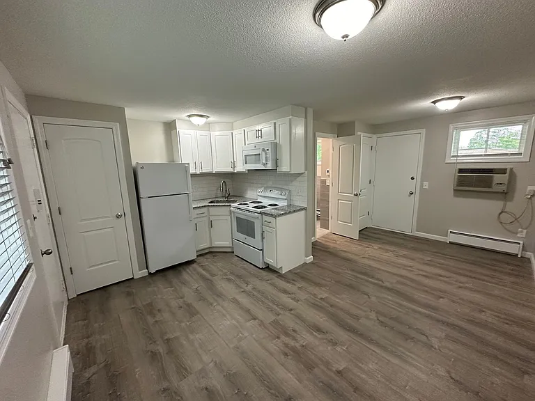 Crestwood Apartments — Photo 18