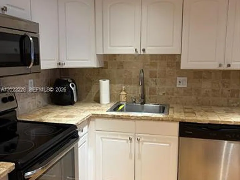 200 SE 15th Rd #7G — Photo 3