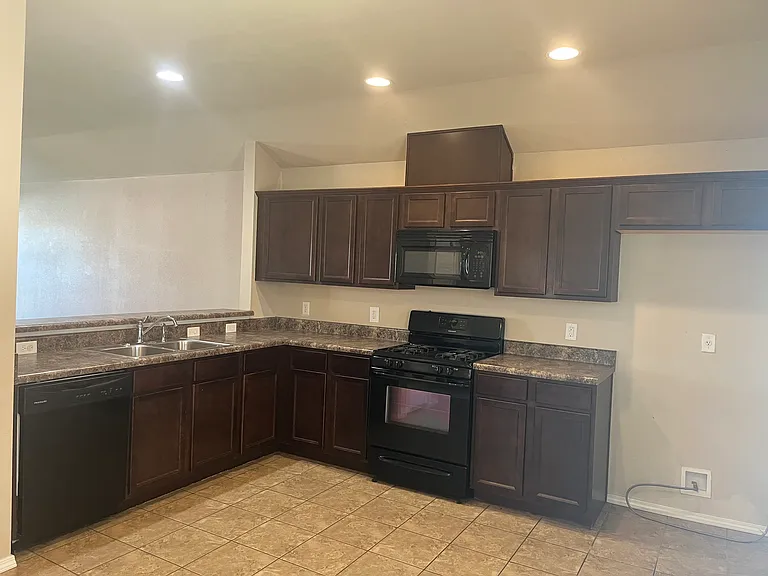 14708 S Hickory Cir — Photo 3