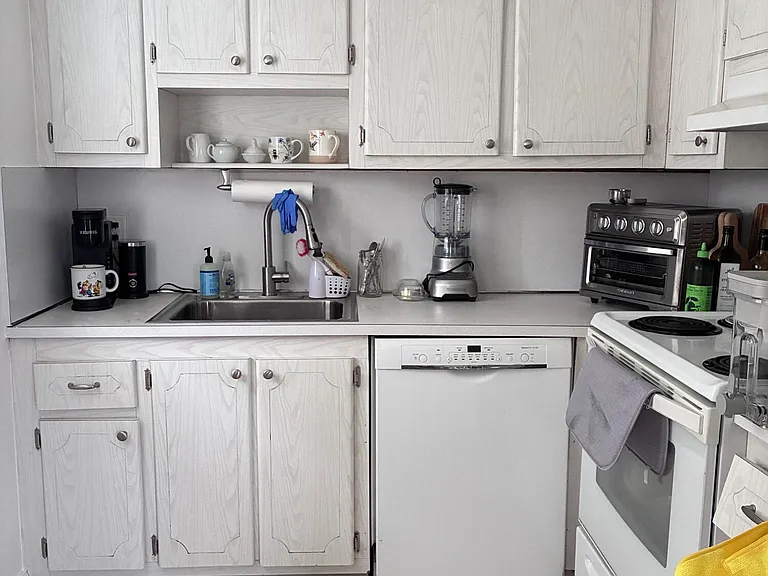 276 Brittany Ave #F — Photo 1