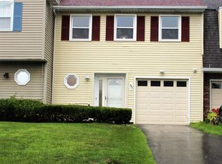 35 Stirrup Dr, East Greenbush, NY 12061