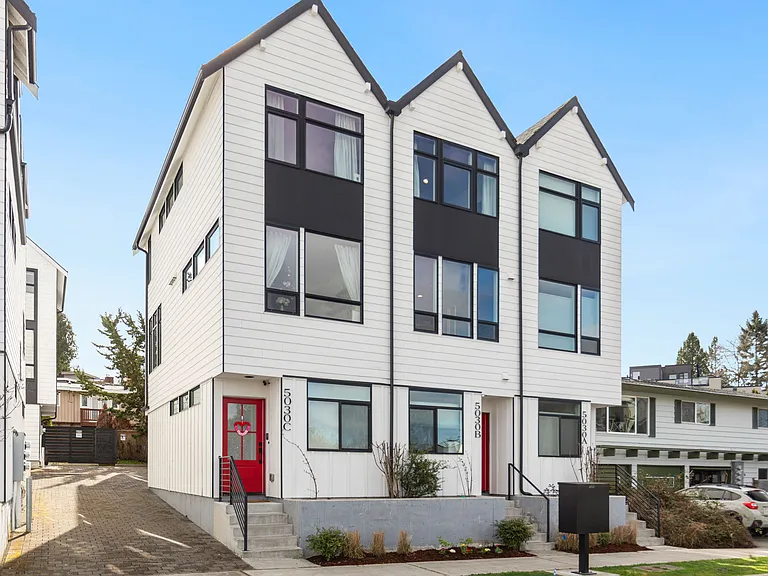 5030 Sand Point Pl NE — Photo 1