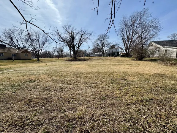 930 N Cedar St, Red Cloud, NE 68970