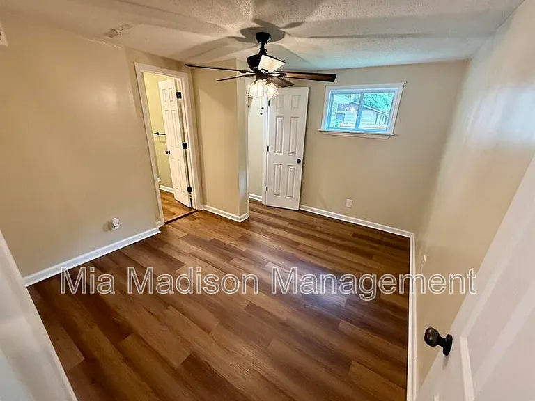 2233 E Derenne Ave — Photo 14