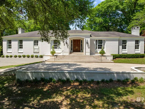 118 Pinebrook Dr E, Mobile, AL 36608