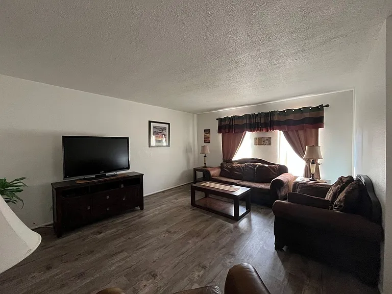 501 E Suffolk Dr — Photo 9