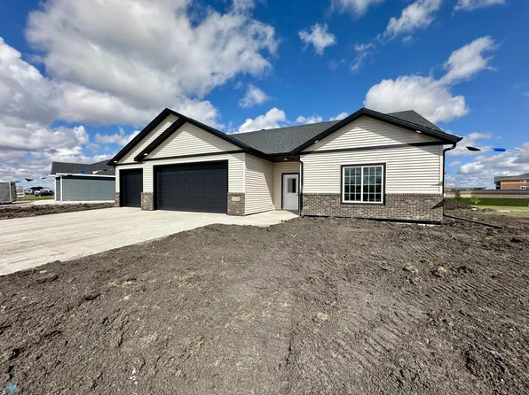 4225 54th Ave S, Fargo, ND 58104
