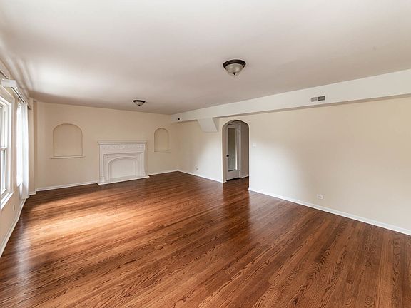 4th image of 6042 N Washtenaw Ave APT 2