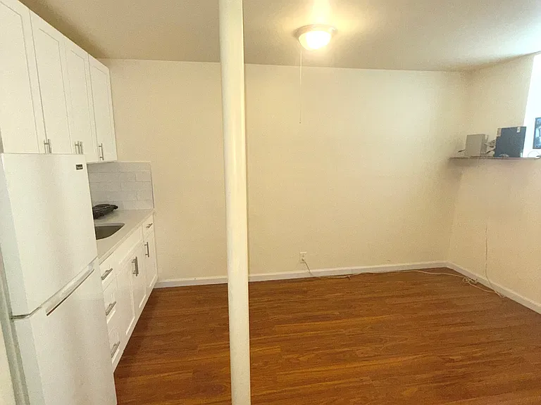 1060 Rhinelander Ave — Photo 12