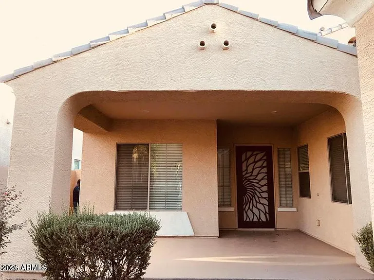 2417 E Iris Dr — Photo 2