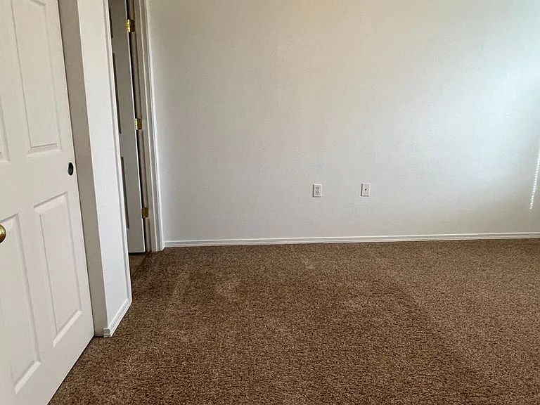 Ellendale Manor Apartments — Photo 9