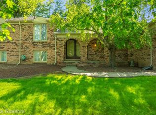 26086 Hidden Valley Dr, Farmington Hills, MI