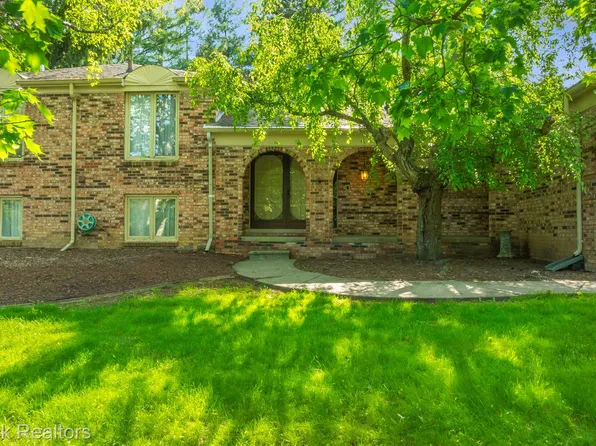 26086 Hidden Valley Dr, Farmington Hills, MI 48331