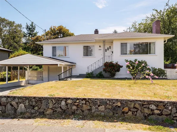3832 Carey Rd, Saanich, BC V8Z 4C4