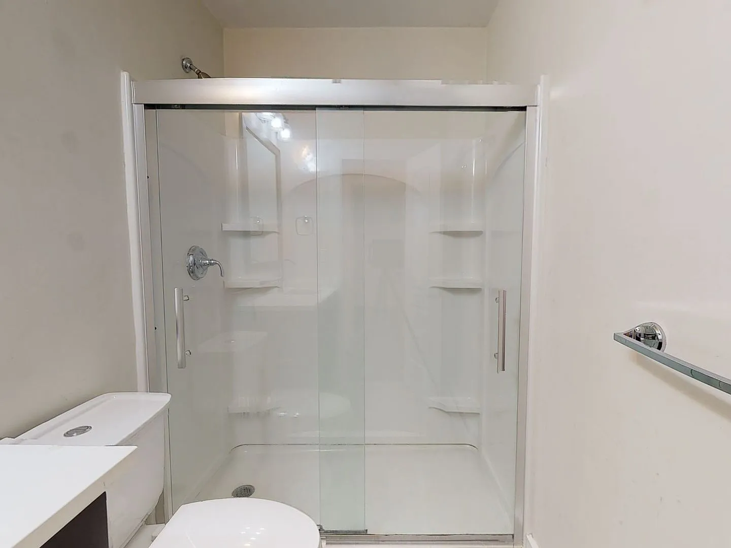 No Brokers Fee, In-Unit Washer and Dryer, Eat-in Kitchen, Large Bedrooms — Photo 4