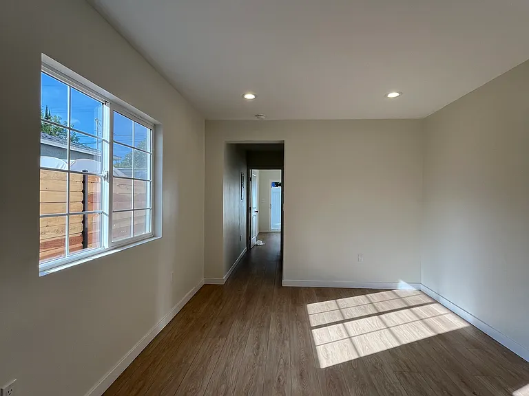 7543 Loma Verde Ave — Photo 4