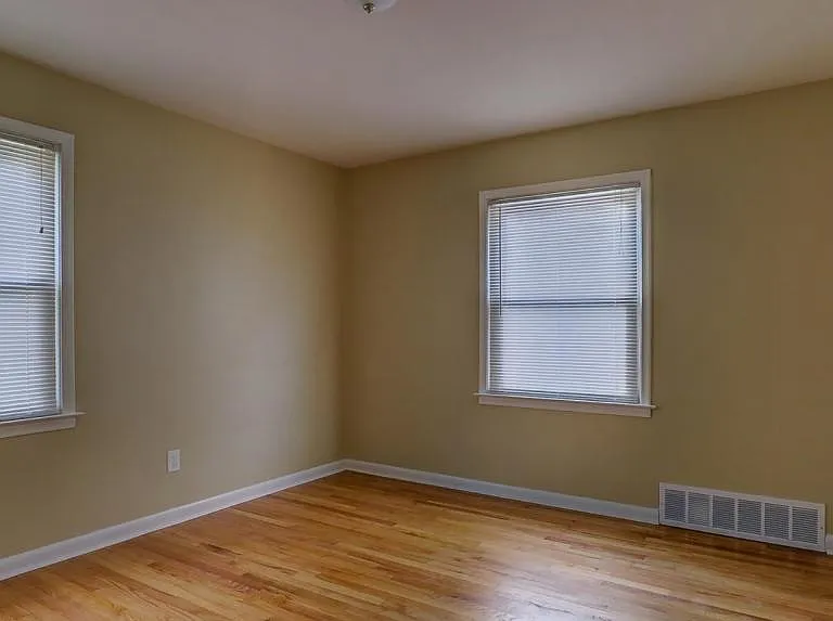 28458 Rosslyn Ave — Photo 8