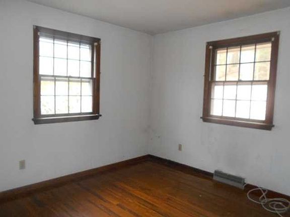 3rd image of 44 Terwilliger Road Ext