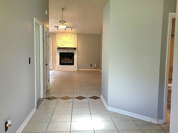 2nd image of 121 Foxwood Cir