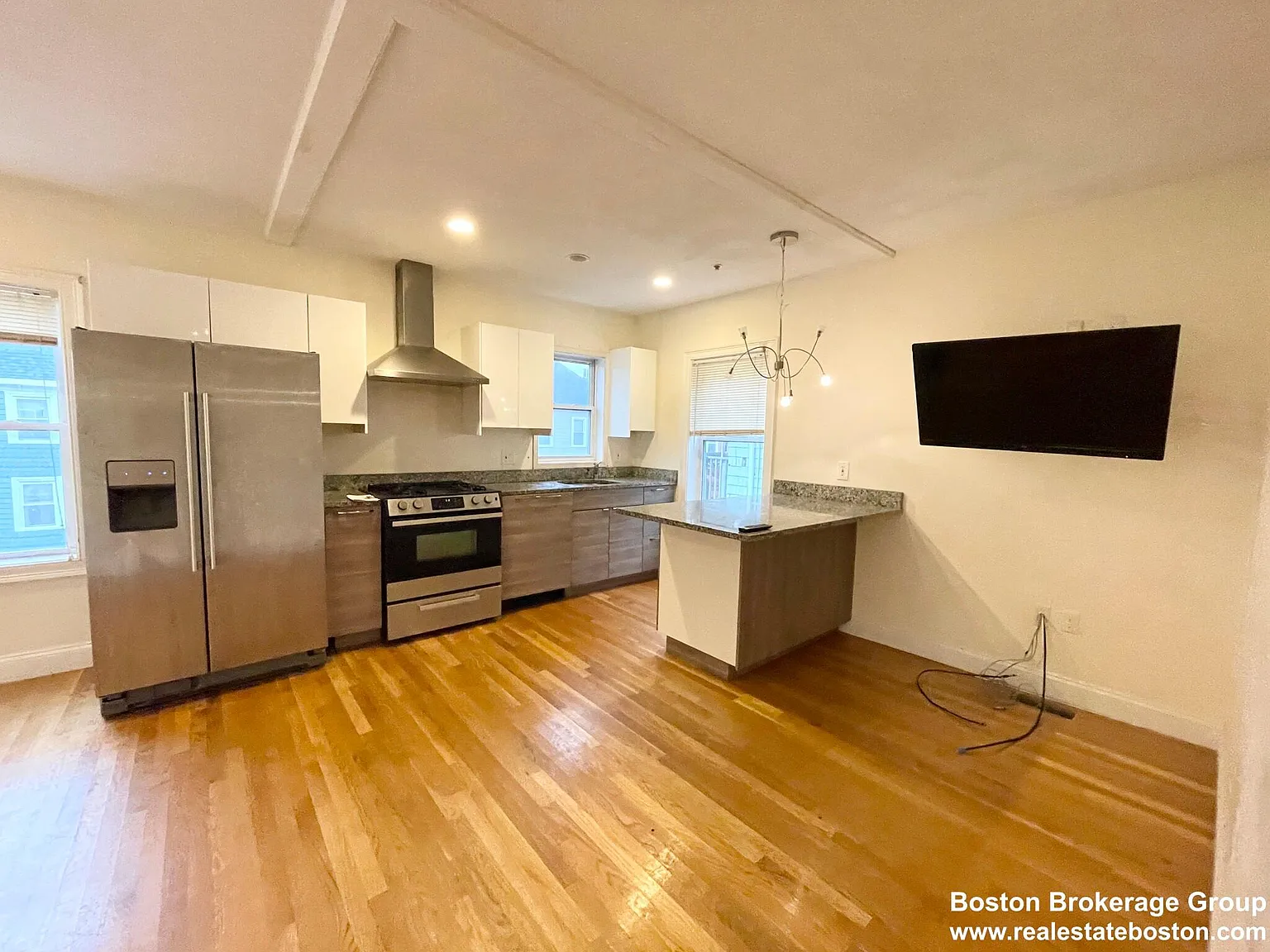4 bed, 9999 sqft, $3,000 — Photo 1