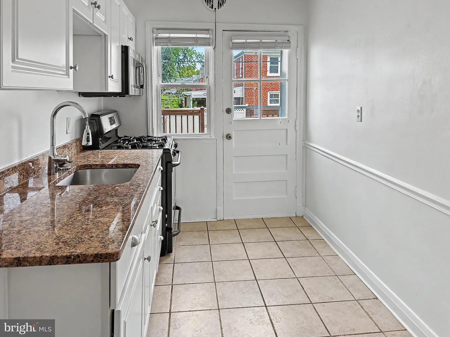 3 bed, 2.0 bath, 1402 sqft, $2,300 — Photo 3