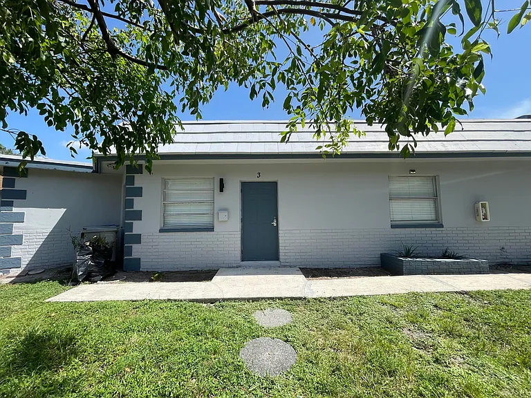 921 SW 10th Dr #3 — Photo 4