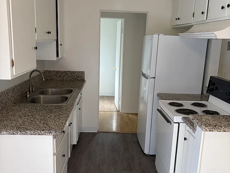 2738 Montrose Ave #6 — Photo 1