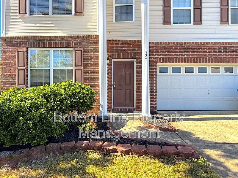 3 bed, 2.5 bath, 2342 sqft, $2,695 — Photo 2