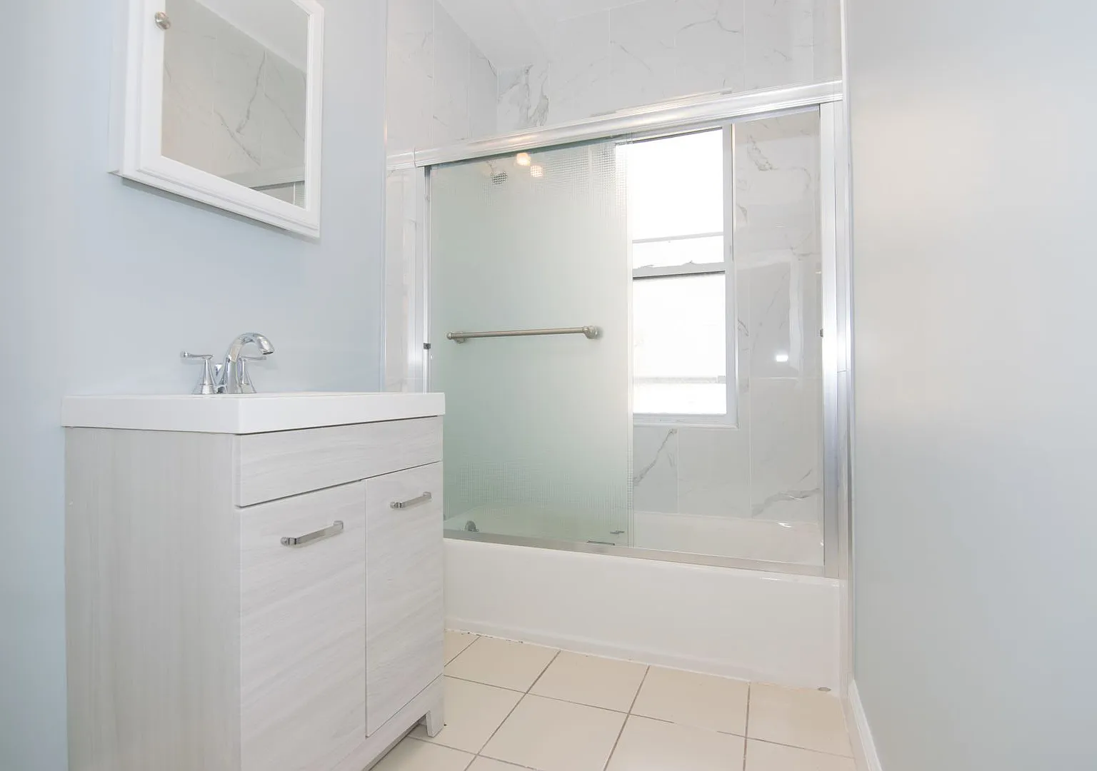 Charming 4 Bedroom-No Broker Fee — Photo 3