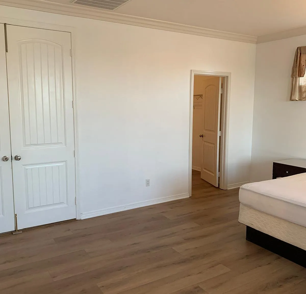 4 bed, 5.0 bath, 4080 sqft, $1,590 — Photo 3