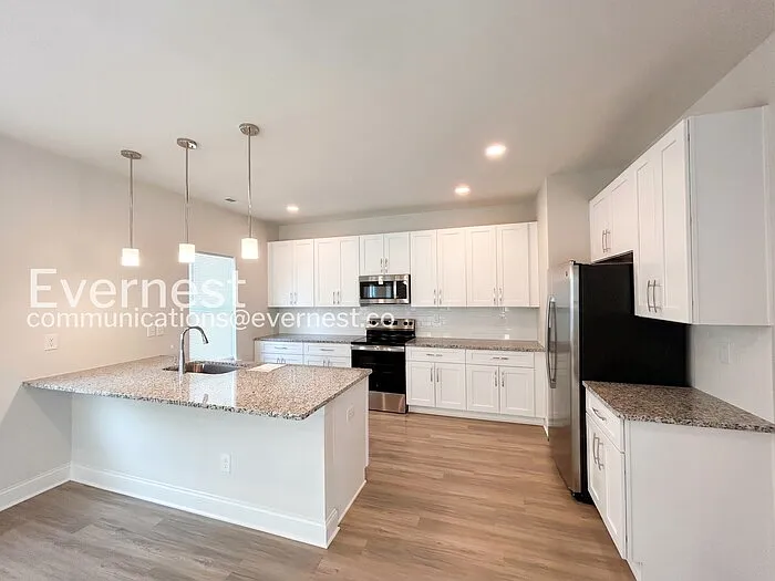 106 Elwood St — Photo 8
