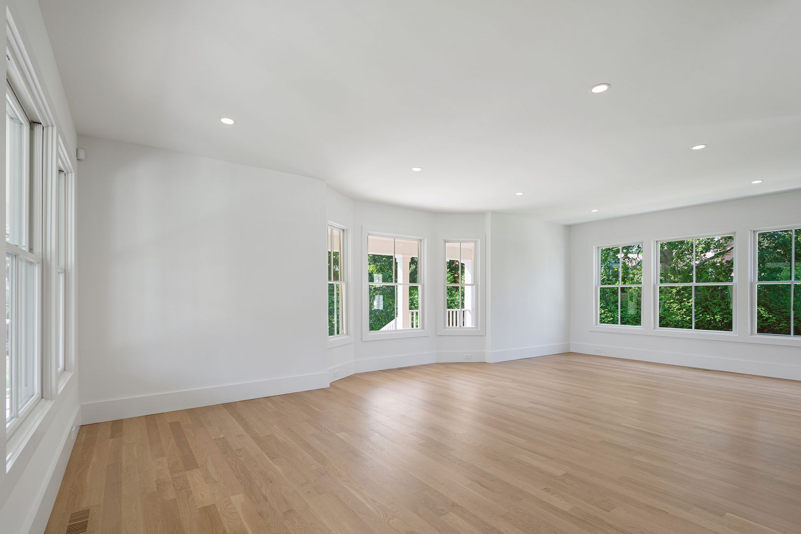  Bedroom with Bay Windows
