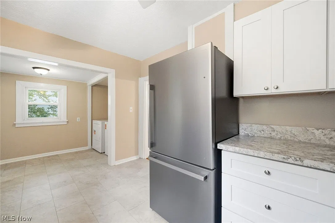 3 bed, 1.0 bath, 1600 sqft, $1,900 — Photo 4
