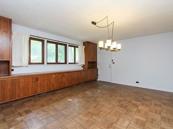 5th image of 1853 York Ln