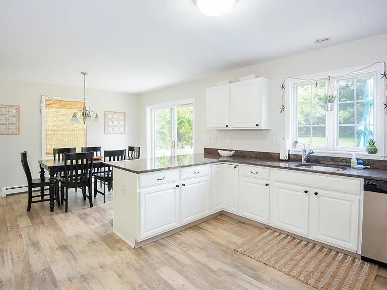 663 Aquidneck Ave — Photo 12