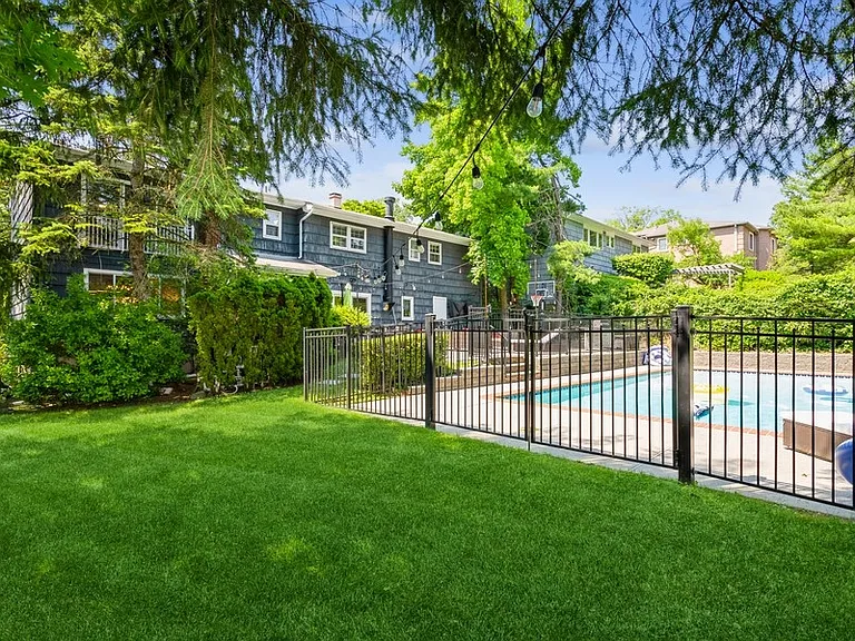 437 Summit St — Photo 25