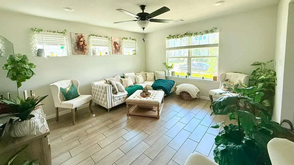 3 bed, 2.5 bath, 1306 sqft, $2,200 — Photo 2
