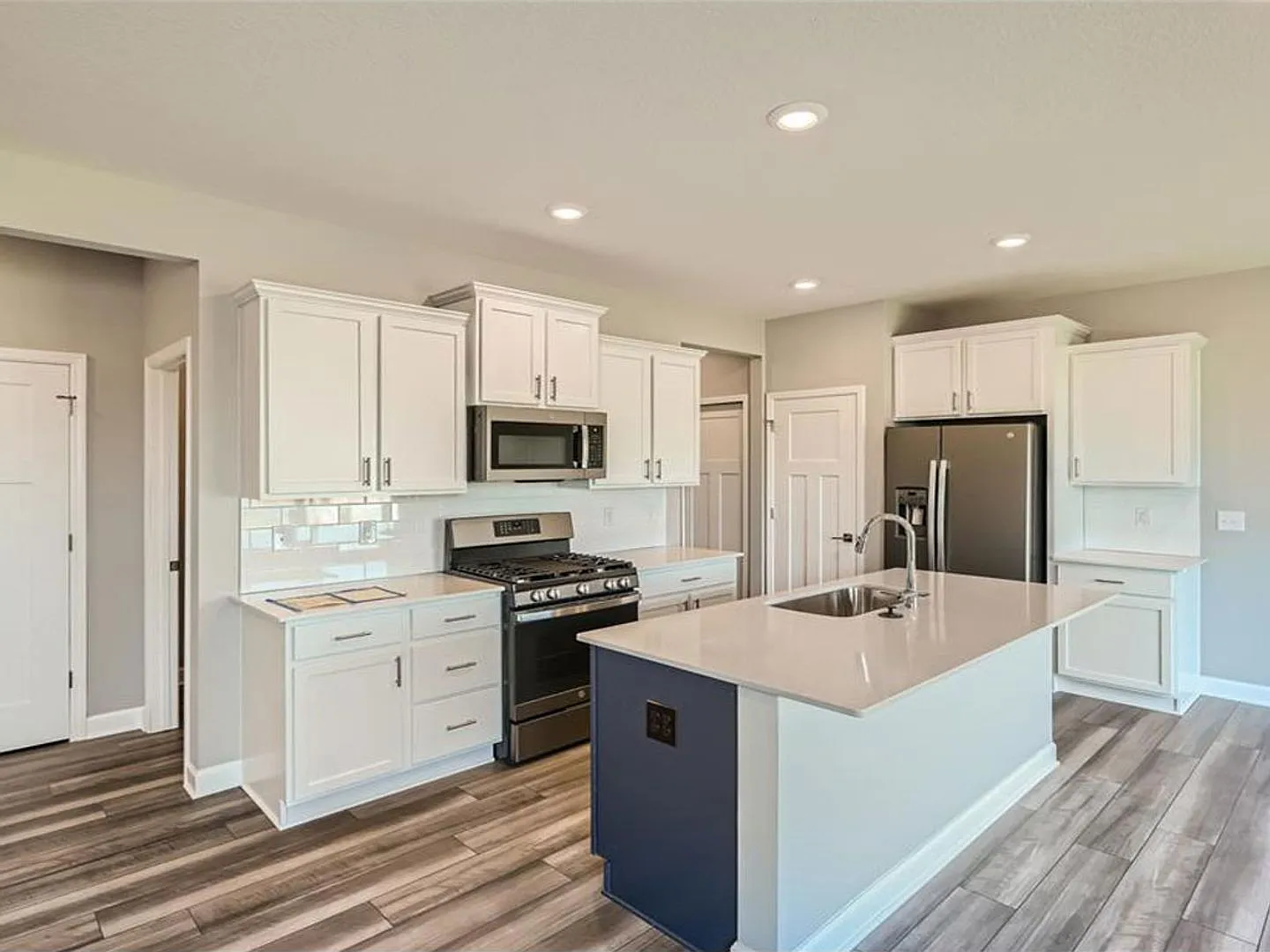 Sparkling 3-Year-New Home, 3-Plus Bedrooms, Loft-Office, Primary Suite, Fireplace, Huge Walkout &... — Photo 4