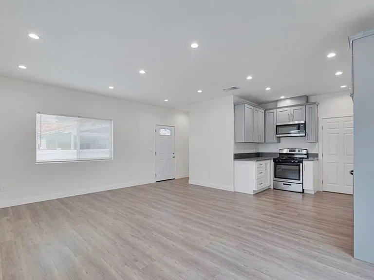 6744 Radford Ave — Photo 36