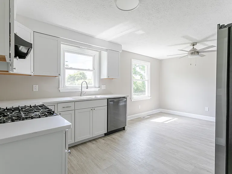 1736 Elmwood Cir — Photo 8