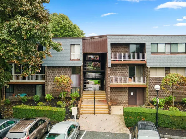 12 Stonehenge Cir APT 11, Baltimore, MD 21208