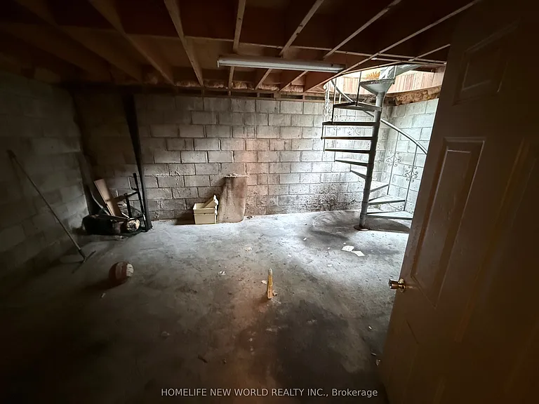63 Lehar Cres — Photo 35