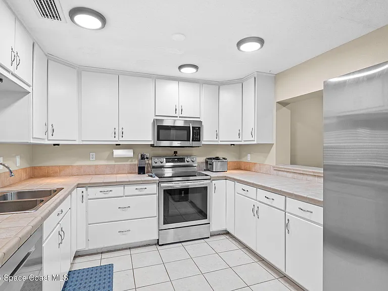 999 Emerald Rd SE — Photo 12