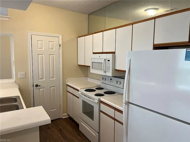 3201 Jade Ct #304 — Photo 11