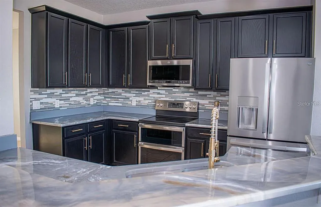 4 bed, 2.5 bath, 2391 sqft, $2,700 — Photo 3